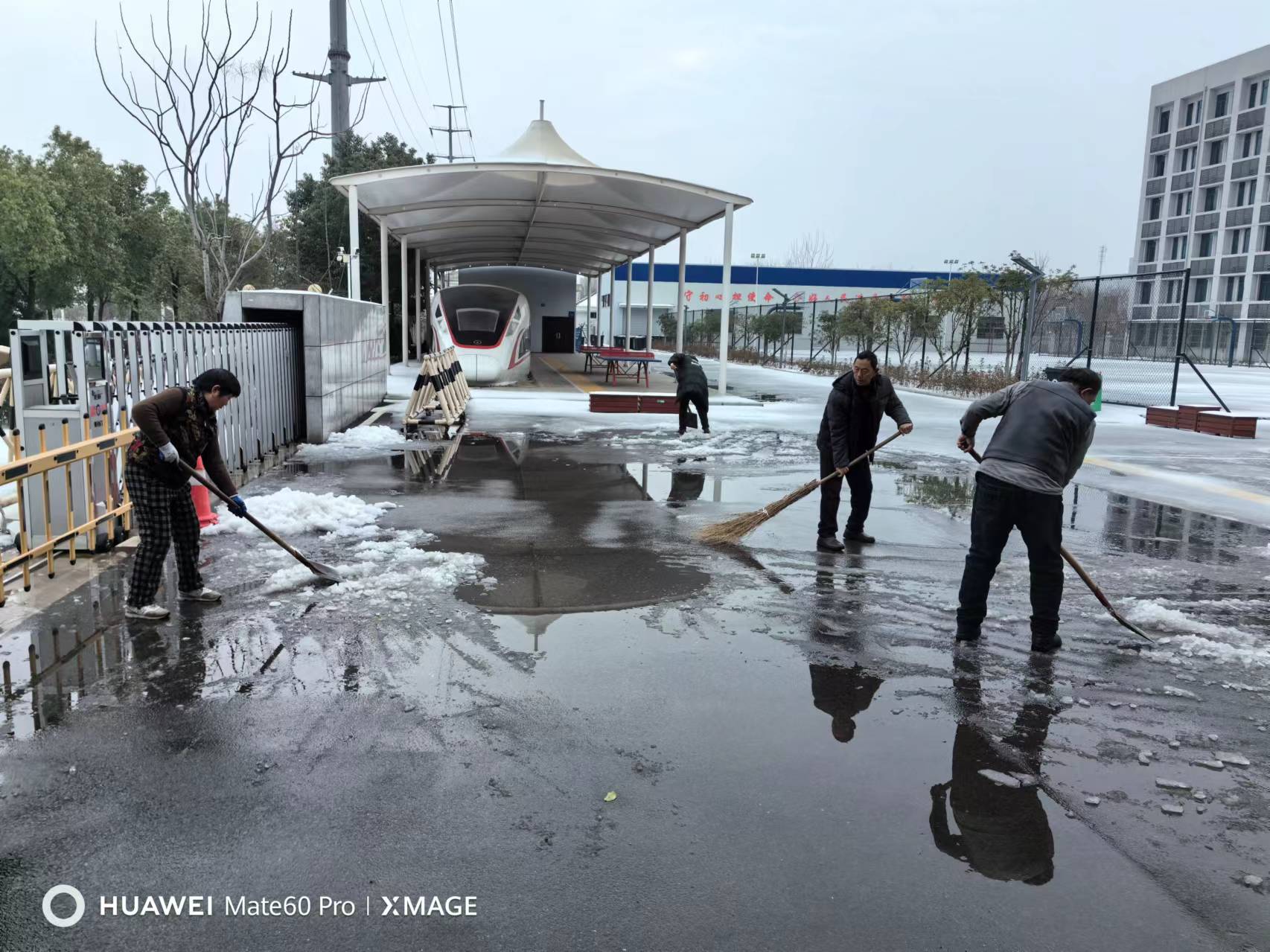 齐心破冰雪  无忧返学路